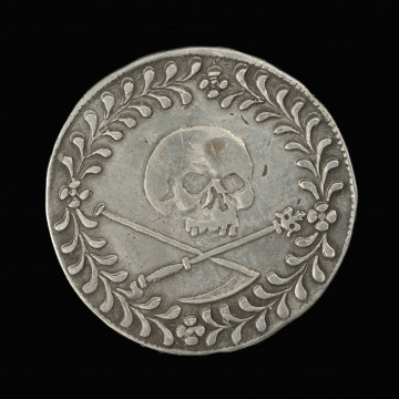 Ćwierćtalar na pamiątkę śmierci księcia Franciszka I - rewers; Moneta srebrna z napisem strefowym i symbolami śmierci. Na rewersie w wieńcu przedzielonym czterema rozetami czaszka, poniżej skrzyżowane berło z kosą.
