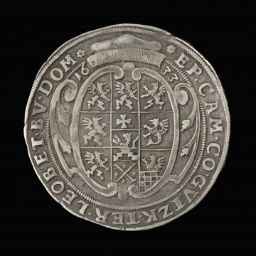 Półtalar - rewers; Srebrna moneta z wizerunkiem księcia i wielkim herbem pomorskim. Na rewersie w ozdobnym owalnym kartuszu przykrytym czapką książęcą dziesięciopolowa tarcza herbowa Pomorza Zachodniego. Po bokach czapki data 16 – 33. W otoku kontynuacja tytulatury:*EP·CAM·CO·GVTZK·TER·LEOB·ET·BV·DOM* (biskup kamieński hrabia Choćkowa, pan ziemi lęborskiej i bytowskiej).