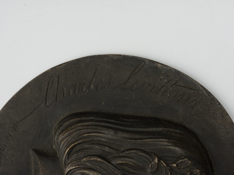 Medalion z wizerunkiem Karola Levittoux - detal; Okrągły medalion jednostronny. W otoku wygrawerowany napis: Charles Levittoux – Martyre Polonais [polski męczennik].