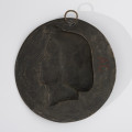 Medalion z wizerunkiem Karola Levittoux - ujęcie z tyłu; Na odwrocie znak odlewniczy z nazwą firmy Eck et Durand.