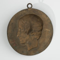 Medalion z wizerunkiem Klaudyny Potockiej - ujęcie z tyłu; Okrągły medalion jednostronny z uchem. Na rewersie wizerunek głowy kobiecej w lewym profilu z włosami w puklach.