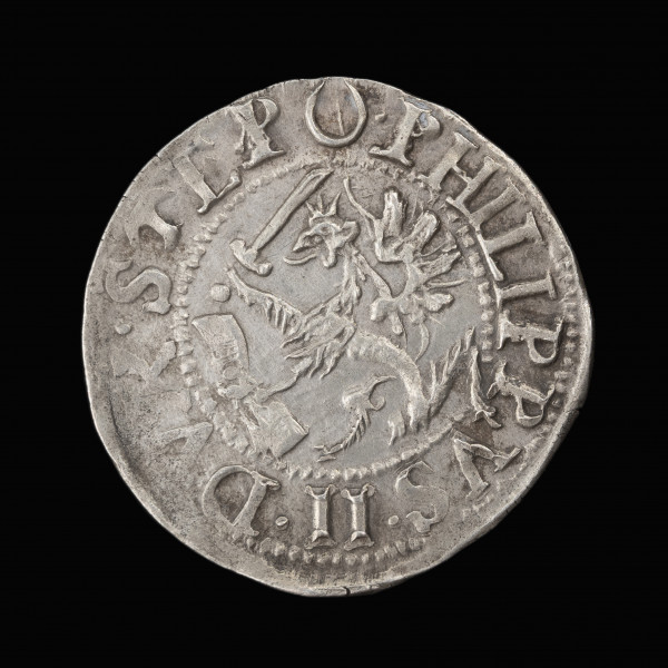 Grosz - awers; Srebrna moneta książęca z gryfem i jabłkiem panowania. Na awersie ukoronowany gryf w lewo, trzymający w łapach uniesiony miecz i księgę. W perełkowym otoku tytulatura: PHILIPPUS·II·DVX·STE·PO