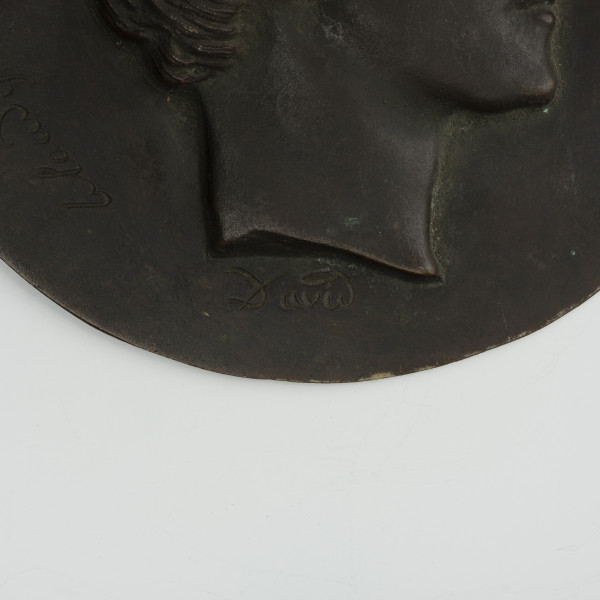 Medalion z wizerunkiem Klaudyny Potockiej - detal 3/4; Fragment medalionu z widoczną szyją i podbrudkiem. Poniżej przedstawienia wygrawerowana sygnatura autora.