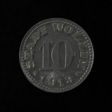 10 fenigów - Awers; w polu nominał: 10. Powyżej pomiędzy sześcioramiennymi gwiazdkami napis: STADT WOLLIN. Poniżej data: 1919. Obwódka perełkowa.