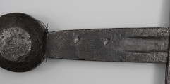 Miecz jednoręczny typu XII (Oakeshott) - detal; Na mieczu dwa znaki kowalskie w formie odcisku pręta metalowego, tzw. odciski kciuka