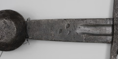 Miecz jednoręczny typu XII (Oakeshott) - detal; Na mieczu dwa znaki kowalskie w formie odcisku pręta metalowego, tzw. na stronie trzpienia 3 odciski kciuka;