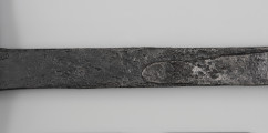 Miecz dwuręczny typu XVIII (Oakeshott) - detal; Ujęcie fragmentu miecza. Widoczny wybity stempel kowalski w formie rozety interpretowany jako gwiazda.