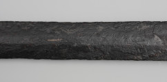 Miecz dwuręczny typu XVIII (Oakeshott) - detal; Ujęcie fragmentu głowni. Widoczne pozostałości po rytych znakach wypełnione żółtym metalem.