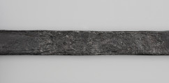 Miecz dwuręczny typu XVIII (Oakeshott) - detal; Ujęcie fragmentu miecza. Widoczne ryty na głowni.