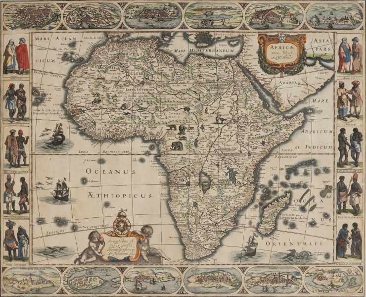 Mapa Afryki - ujęcie z przodu; W prostokątnym, poziomym obramieniu zawierającym podziałkę liniową ukazana jest mapa Afryki wraz z otoczeniem, wodami Morza Śródziemnego z fragmentami południowego wybrzeża Europy oraz Oceanów Atlantyckiego i Indyjskiego wraz z wyspami, a także fragment półwyspu Arabskiego z oznaczeniem siatki południków i równoleżników co 10 stopni geograficznych, z wyróżnieniem równika oraz Zwrotników Raka i Koziorożca. Ramka z oznaczoną podziałką co 1 stopień geograficzny. Na lądzie oznaczone wzniesienia i góry, sieć hydrograficzna, siatka osadnicza, (szczególnie gęsta wzdłuż wybrzeży) oraz sylwetki egzotycznych zwierząt w miejscach ich występowania. Na obszarach wodnych oznaczone mielizny, przedstawione żaglowce, latające ryby i potwory morskie. Mapa opisana w języku łacińskim, opis zawiera nazwy ziem, państw, obiektów hydrograficznych, miejscowości, wód, wysp. W poziomych pasach 12 widoków miast i wysp podpisanych nazwą; u góry widoczne są Alcair, Alexandria, Alger, Tunis,Tanger, Ceuta; u dołu S.Georgius della Mina, Mozambique, Canaria, Qu Ioa, Tzaffin, Cefala. W pasach bocznych 10 par postaci-przedstawicieli różnych ziem i państw, w strojach regionalnych podpisanych nazwami; po lewej Maricchi, Senagenses, ercatores in Guinea, Cab. Lopo Gonsalui Accolae, Miles Congensis; po prawej AEgyptii, Abissini, Cafres in Mosambique, Rex in Madagascar, C. Bonae spei Habitator.