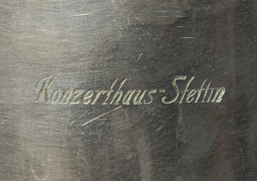 Kubełek do chłodzenia szampana szczecińskiego Knzerthaus - detal; W centrum części czary napis grawerowany pisanką: Konzerthaus - Stettin.