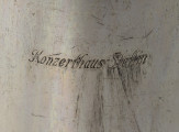 Dzbanuszek z zastawy Konzerthaus Stettin - detal; Widok centralnej części dzbanuszka. Na korpusie grawerowany napis: Konzerthaus Stettin.