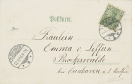 Na drugiej stronie pocztówki widoczne: znaczek, dwa stemple pocztowe i odręcznie wypisany adres korespondenta.
