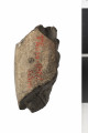 Boczna powierzchnia fragmentu skały z widocznym napisem