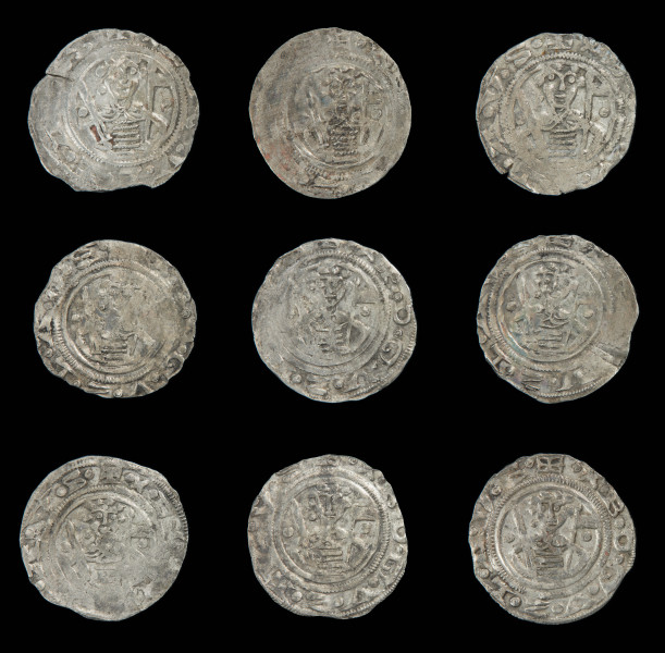 moneta; skarb monet - Ujęcie awersu monet ze skarbu monet z XII w. Na awersie widnieje półpostać księcia w zbroi, z mieczem i proporcem na ramionach.