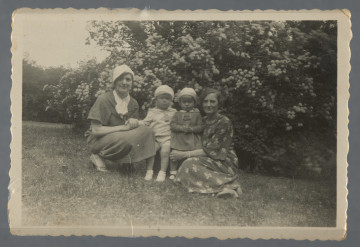 Fotografia przedstawia dwoje dzieci i dwie kobiety na trawie pod krzakiem. Na rewersie dedykacja po niemiecku, z datą 1936, od Elli Büsilmann(?)
Najprawdopodobniej jedna z pamiątek Hilela Poznera, emigrującego do Palestyny w 1935.Krawędzie ząbkowane.