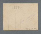 Fotografia dwóch kobiet: po lewej Mania Żelazna, po prawej koleżanka widoczna również na innym zdjęciu (z datą w dedykacji 6.01.1930, nr MPOLIN-A48.1.10); popiersie, obu w ciemnych płaszczach z kołnierzem, takich samych, białych koszulach z kołnierzykiem pod płaszczami, oraz w ciemnych nakryciach głowy: kobieta po lewej w kapeluszu typu hełm (z niewielkim daszkiem) i ozdobą na pasku przypominającą kwiat, kobieta po prawej w berecie. Twarze owalne, ujęte na wprost, patrzą w obiektyw. Krawędzie proste, z białym marginesem.