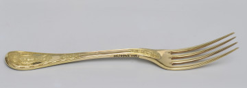 ujęcie 3/4 – od strony awersu. Ujęcie z zębiskami po prawej stronie i napisem inwentarzowym w górnej części bocznej krawędzi rączki.