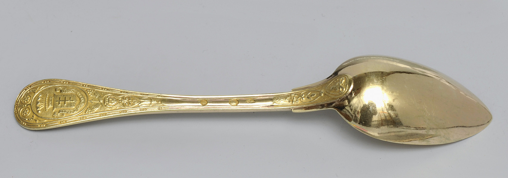 ujęcie 3/4 - widoczna zewnętrzna strona czerpaka. Ujęcie z nabierakiem po prawej stronie.