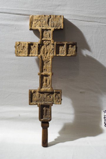Krzyż z widocznymi przedstawieniami biblijnymi
