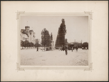 pośrodku białej karty zdjęcie Bulwaru Bibikowskiego z pomnikiem. Dookoła fotografii drukowana ramka, zdobiona w narożnikach geometrycznym wzorem