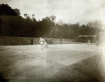 Na zdjęciu znajduje się cztery osoby grające w tenisa.