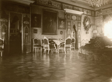 Fotografia przedstawia wnętrze salonu pałacowego.