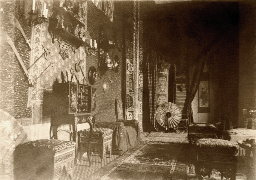 Fotografia przedstawia wnętrze salonu.