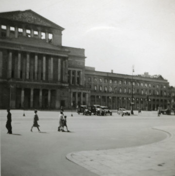 Fotografia przedstawia częściowo zniszczony budynek Teatru Wielkiego.