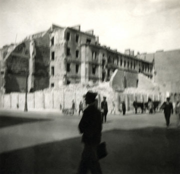 Fotografia przedstawia zniszczone budynki przy ulicy Świętokrzyskiej od Nowego Światu.