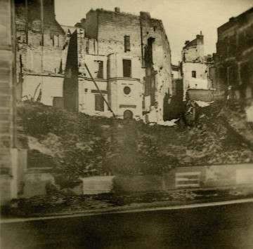 Fotografia przedstawia zniszczone, zburzone budynki miasta. 