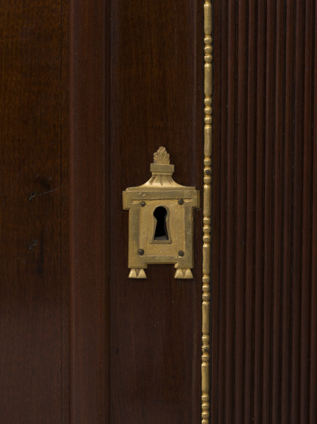 zbliżenie na dekoracyjne okucie wokół otworu na klucz