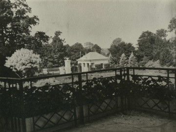 Na zdjęciu znajduje się widok z balkonu pałacu na bramę oraz kordegardę.