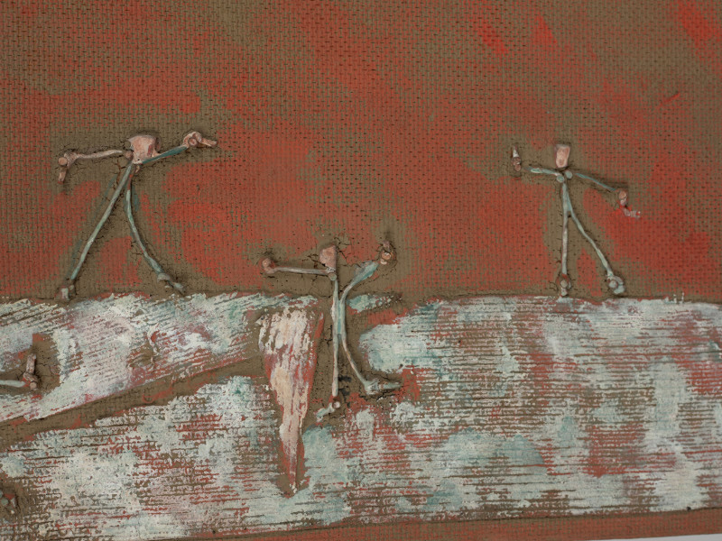 malarstwo; obraz - Ujęcie lewego dolnego  fragmentu obrazu. Kompozycja w układzie poziomym w dominującym kolorze czerwieni przetartej ugrem. Widoczne cztery figury ludzkie ze sznurka z rozpostartymi na boki rękami, sprawiające wrażenie będących w ruchu.