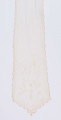 E/124/MRK/ML - Czepek tiulowy, biały tiul, wzory o motywach roślinnych, brzegi pofałdowane. Dług. wstążek 45 cm, szer. 8 cm, brzegi obszyte białą koronką szer. 1 cm. Czepek dł. 50 cm szer. 18 cm. W części środkowej wstawka szer. 10 cm.