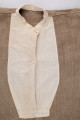 E/476/MRK/ML - Koszula męska. Uszyta z lnianego szarego płótna, krój prosty, rękaw długi, z przodu wstawka z białego płótna o długości 30 cm.