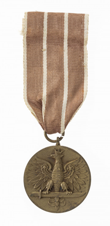 Medal Wojska ustanowiony dekretem prezydenta z dn. 03.07.1945 r. Odznaką jest okrągły medal bity w brązie śr. 37 mm. Na awersie znajduje się wizerunek orła w koronie trzymającego w szponach miecz jednosieczny. Na rewersie w 3 wierszach napis: POLSKA/ SWEMU/ OROŃCY. Ponad napisem i poniżej liście dębowe. Wstążka szerokości 37 mm barwy ciemnoczerwonej (wyblakła) z 4 białymi prążkami.