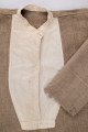 E/476/MRK/ML - Koszula męska. Uszyta z lnianego szarego płótna, krój prosty, rękaw długi, z przodu wstawka z białego płótna o długości 30 cm.