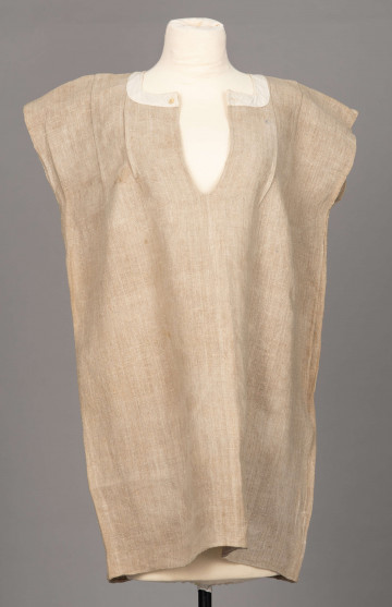 E/477/MRK/ML - Koszula damska. Uszyta z lnianego szarego płótna, krój prosty, dekolt w 
