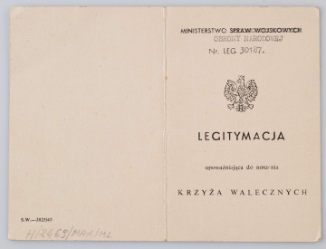 H/2469/MRK/ML - Legitymacja nr 30187 Krzyża Walecznych drukowana na białym kartonie,składana na pół. Dane personalne wpisane na maszynie z okrągłą pieczątką MON. Legitymacja wystawiona w Londynie 18.08.1959 roku. 11,5 x 15,2 cm