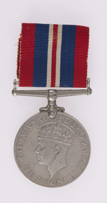 H/2465/MRK/ML - Odznaką jest medal bity w miedzioniklu, z profilem głowy króka Jerzego VI w koronie na awersie i z lwem pokonującym smoka oraz datami 1939-1945 na rewersie.