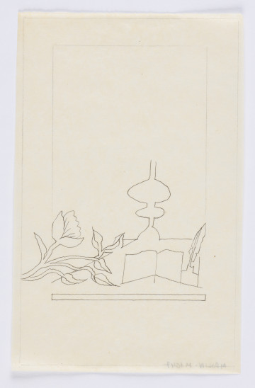 ilustracja - Konturowy rysunek czarnym piórkiem, przedstawiający lampę w górnej prawej części, pąk kwiatu i liście na łodygach - po lewej, otwarty zeszyt (?) i kałamarz z piórem; nad podłużnym poziomym prostokątem.Kompozycja wzięta w podwójne prostokątne obramowanie wykonane ołówkiem: zewnętrzny prostokąt tuż przy krawędzi ramy, wewnętrzny oddalony od zewnętrznego około 2 cm przy krawędziach górnej i bocznych (dolna krawędź tego prostokąta nienarysowana, zamiast niej ww. podłużny prostokąt, usytuowany w większym oddaleniu od dolnej krawędzi karty). Łodyga kwiatu wychodzi poza wewnętrzne obramowanie i dochodzi do zewnętrznego, którego linii nie przekracza. Na kremowej karcie półtransparentnego papieru.