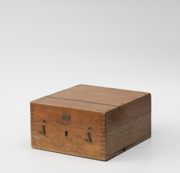 Sekstant Kelvin & Hughes - ujęcie z boku; Drewniane pudełko na sekstant z lunetką.