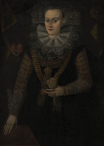 Portret Anny Marii Rubach - ujęcie z przodu; Młoda kobieta o szczupłej jasnej twarzy, ukazana w ujęciu do kolan, stoi z prawą ręką wspartą na stoliku przykrytym czerwoną tkaniną. W lewej ręce, zgiętej w łokciu, trzyma haftowane, obszyte koronką rękawiczki. Ubrana jest w suknię z czarnej tkaniny w fakturowe wzory składającą się ze spódnicy o charakterystycznym kształcie odwróconej litery U oraz obcisłego, zabudowanego pod szyję stanika. Rozcięte, sięgające łokci rękawy sukni wierzchniej odsłaniają ozdobne rękawy sukni spodniej, uszyte z kontrastującej z czernią srebrzystej tkaniny, ukośnie nacinanej i gęsto naszywanej złotą pasmanterią. Przód stanika zdobiony jest szerokim złotym galonem. Mankiety sukni obszyte zostały szeroką, misternie wykonaną koronką igłową typu reticella. Podobna koronka zdobi podwójną, miękko układająca się krezę oraz czepiec. Kreza częściowo przysłania zawinięty kilkakrotnie wokół szyi sznur dużych pereł. Głównym elementem biżuteryjnym stroju jest poczwórny złoty łańcuch z dużych, naprzemiennie profilowanych i skręcanych ogniw, spięty pośrodku. Zawieszono na nim okrągły, złoty medal w zdobionej perłami ażurowej oprawie, z popiersiem kobiety w kapeluszu i z krezą wokół szyi. Od medalionu łańcuch spływa w dół, poniżej talii, na nim podwieszona jest okazała złota moneta – siedemnastowieczny portugał, z równoramiennym krzyżem na rewersie i widocznym fragmentem inskrypcji: „[…] MINVS PORTIGISE […] ANNO 16 [...]”. Nadgarstki Anny Marii zdobi para złotych bransolet zbudowanych z prostokątnych plakietek wypełnionych renesansowym ornamentem, połączonych parami łańcuszków o splocie pancerzowym. Pierścienie są widoczne na kciuku i małym palcu prawej dłoni oraz wskazującym, serdecznym i małym lewej. W górnej partii pola obrazowego wyobrażono schematycznie oliwkową kotarę tworzącą wewnętrzną ramę obrazu. Na ciemnym tle po lewej stronie umieszczono herb z parą czarnych jodeł (?) na srebrnym tle. Przy klejnocie umieszczono inicjały: „A.M.” po lewej stronie, „S.” po prawej, a pod herbem datę „1631” oraz wiek portretowanej (34 lata).