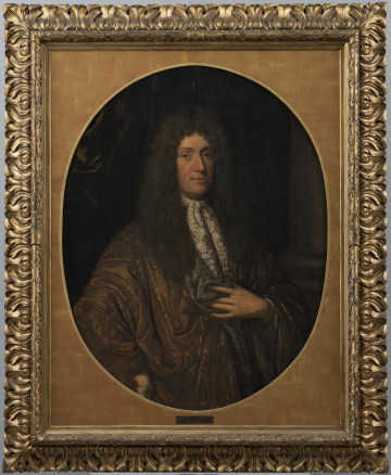 Portret Johanna Gebharda Rabenera - ujęcie z przodu; Owalny obraz przedstawia mężczyznę w średnim wieku, w ujęciu en trois quarts, w wystudiowanej, choć pozornie swobodnej pozie. Prawą rękę grzbietem dłoni wspiera na biodrze, lewą podtrzymuje połę malowniczo udrapowanego płaszcza w kolorze ciemnego ugru w delikatne złociste wzory, z szaro-niebieskim podbiciem. Dopełnienie stroju stanowi zawiązana pod szyją chusta z modnej w 2. połowie XVII w. weneckiej koronki igłowej w wypukłe floralne wzory typu Point de Venise. Drapowany płaszcz, kosztowne koronki, a także długa, ciemna peruka allonge są oznaką dostojeństwa i godności. Miękki modelunek idealizuje rysy niemłodej już twarzy, łagodząc zmarszczki na czole i wokół ust. W przedstawieniu twarzy zwraca uwagę podjęta przez artystę próba psychologicznej charakterystyki portretowanego. Mężczyzna kieruje w stronę widza uważne, lekko zdystansowane spojrzenie. Mężczyzna ukazany został na ciemnym tle, z połyskującą po lewej stronie podwieszoną kotarą w oliwkowym kolorze i zarysem monumentalnej kolumny przy prawej krawędzi pola obrazowego.