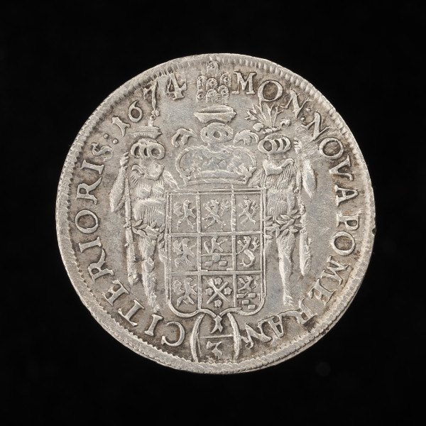 1/3 talara - rewers; Na rewersie dziewięciopolowa tarcza herbowa Księstwa Pomorskiego, zwieńczona koroną i hełmem, podtrzymywana po bokach przez dwóch dzikich mężów z maczugami. Poniżej tarczy ułamek 1/3, w otoku napis: MON:NOVA POMERAN-CITERIORIS:1674 (moneta nowa Pomorza Zachodniego).