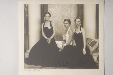 Na zdjęciu widnieją trzy kobiety w sukniach wieczorowych. W tle kotary kolumny a same fotografowane jakby na chwilę przysiadły na niskiej ławeczce. Zdjęcie zostało zaopatrzone w odręczne podpisy i tak kolejno od lewej: Marina, Elisabeth 1937, Olga. Na Passe partout po lewej stronie widnieje napis BerhamPark