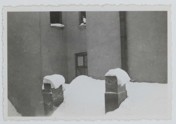 Fotografia - fotokopia budynku zasypanego śniegiem z czasów okupacji wykonana ze zdjęcia oryginalnego.