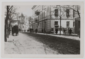 Fotografia - fotokopia ulicy Kapucyńskiej (w kierunku ul. Narutowicza) zimą z czasów okupacji wykonana ze zdjęcia oryginalnego, opatrzona pieczątką `Lublin, dnia 23 LIP 1944`.