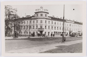 Fotografia - fotokopia Hotelu Europa z czasów okupacji wykonana ze zdjęcia oryginalnego, opatrzona pieczątką `Lublin, dnia 23 LIP 1944`.	f